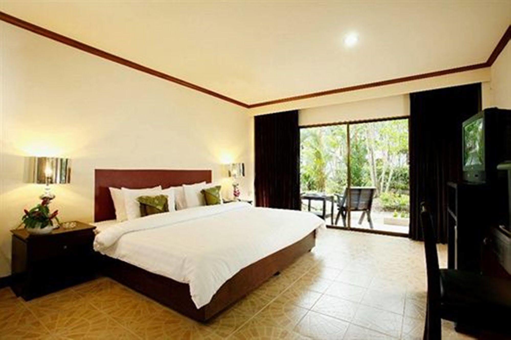 Bamboo Beach Hotel & Spa Patong Exterior foto